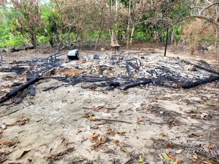 Residência de extrativista é queimada por grileiros na Reserva Extrativista Jaci-Paraná