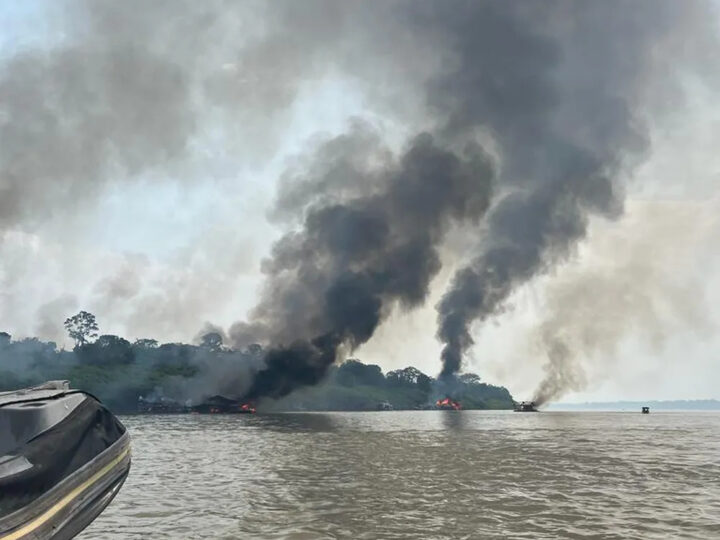 Mais de 140 dragas de garimpo ilegal foram destruídas pela PF e Ibama no Rio Madeira